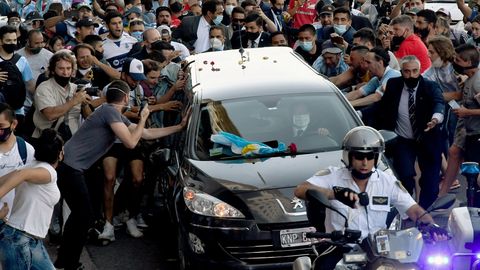 Maradona kirstuga autokolonn liikus läbi Buenos Airese tänavate