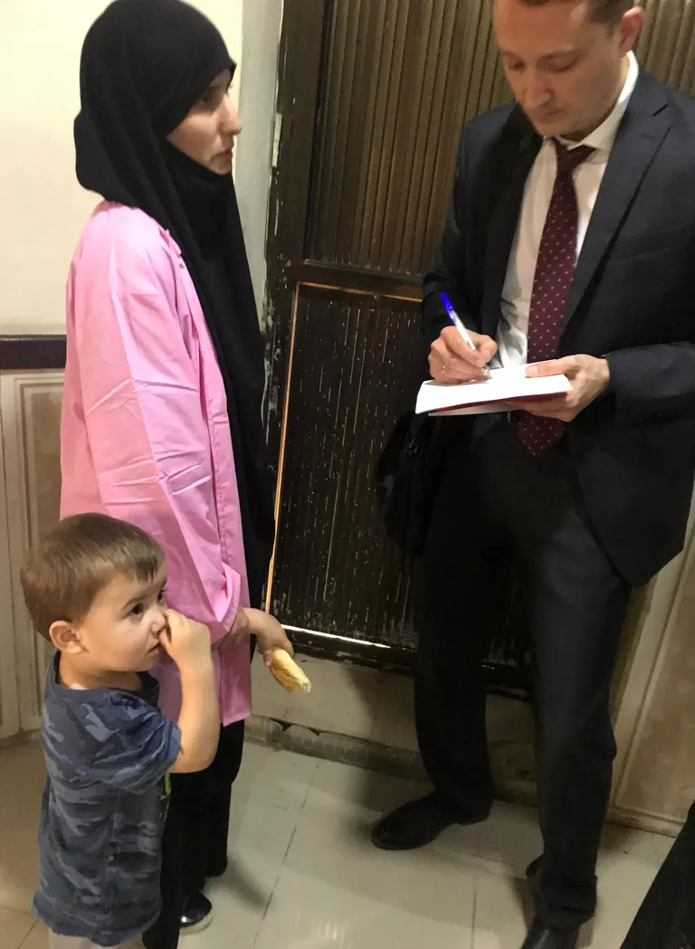 Bagdadis kohtu alla antud venelanna rääkimas Vene saatkonna diplomaadiga