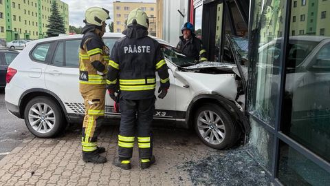 FOTOD ⟩ Pedaalid läksid sassi: auto sõitis Võrus otse läbi Grossi poe klaasukse