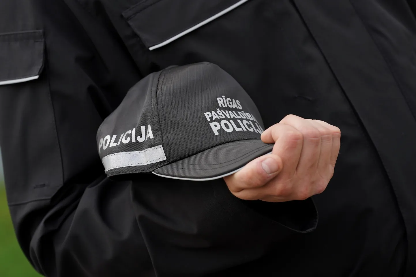 Pie Brīvības pieminekļa notiek Rīgas Pašvaldības policijas (RPP) vadības svinīgā ziedu nolikšanas ceremonija, atzīmējot RPP 34.gadadienu.