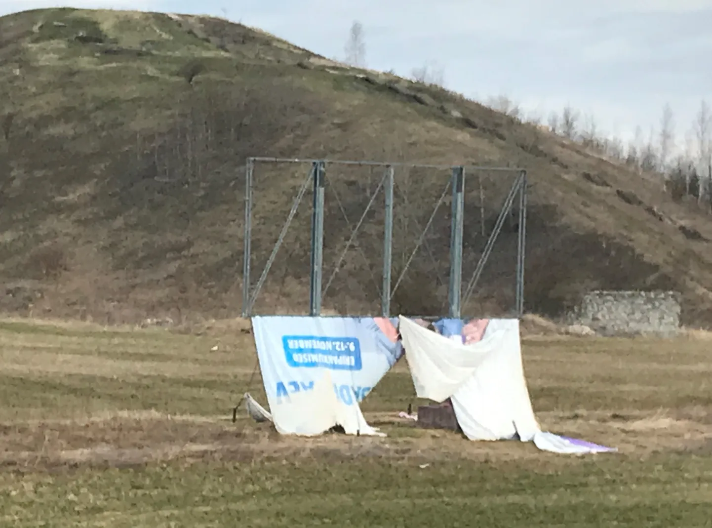 Rebenenud isadepäeva pakkumiste reklaam lehvib veel kevadelgi Kukruse mäe juures.