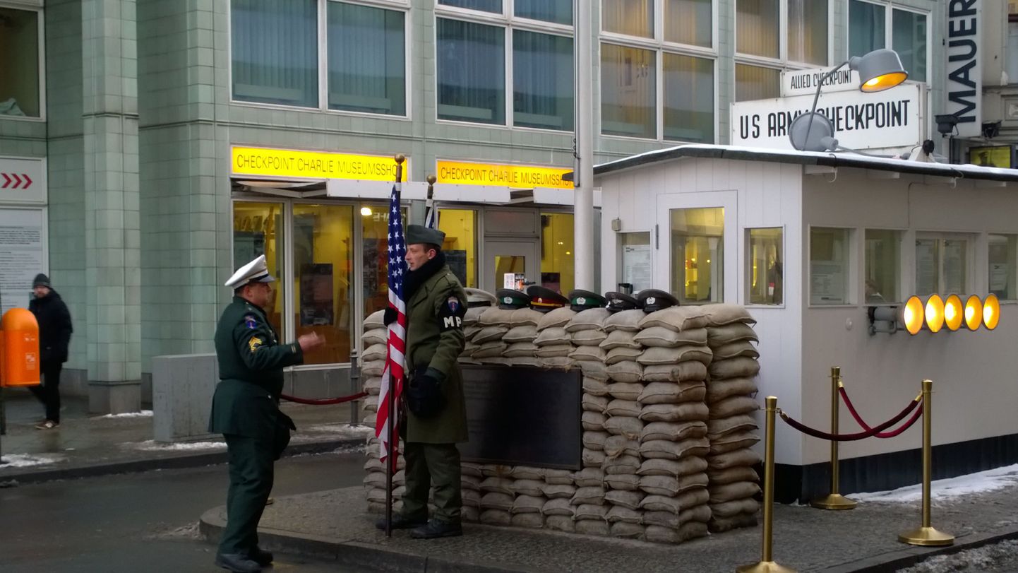 Checkpoint Charlieks kutsutav endine piiriületuspunkt Ida- ja Lääne-Berliini vahel täitis oma algset eesmärki aastatel 1961–1990. Praegu on sellest saanud üks linna olulisemaid turistimagneteid, kus näeb ka ajastutruus riietuses USA sõdureid.