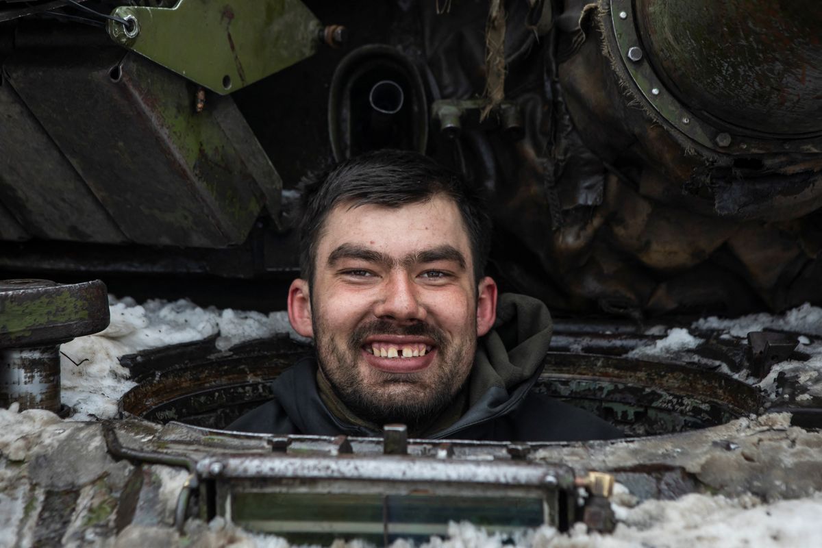 Украинский военный в танке под Бахмутом, Донецкая область