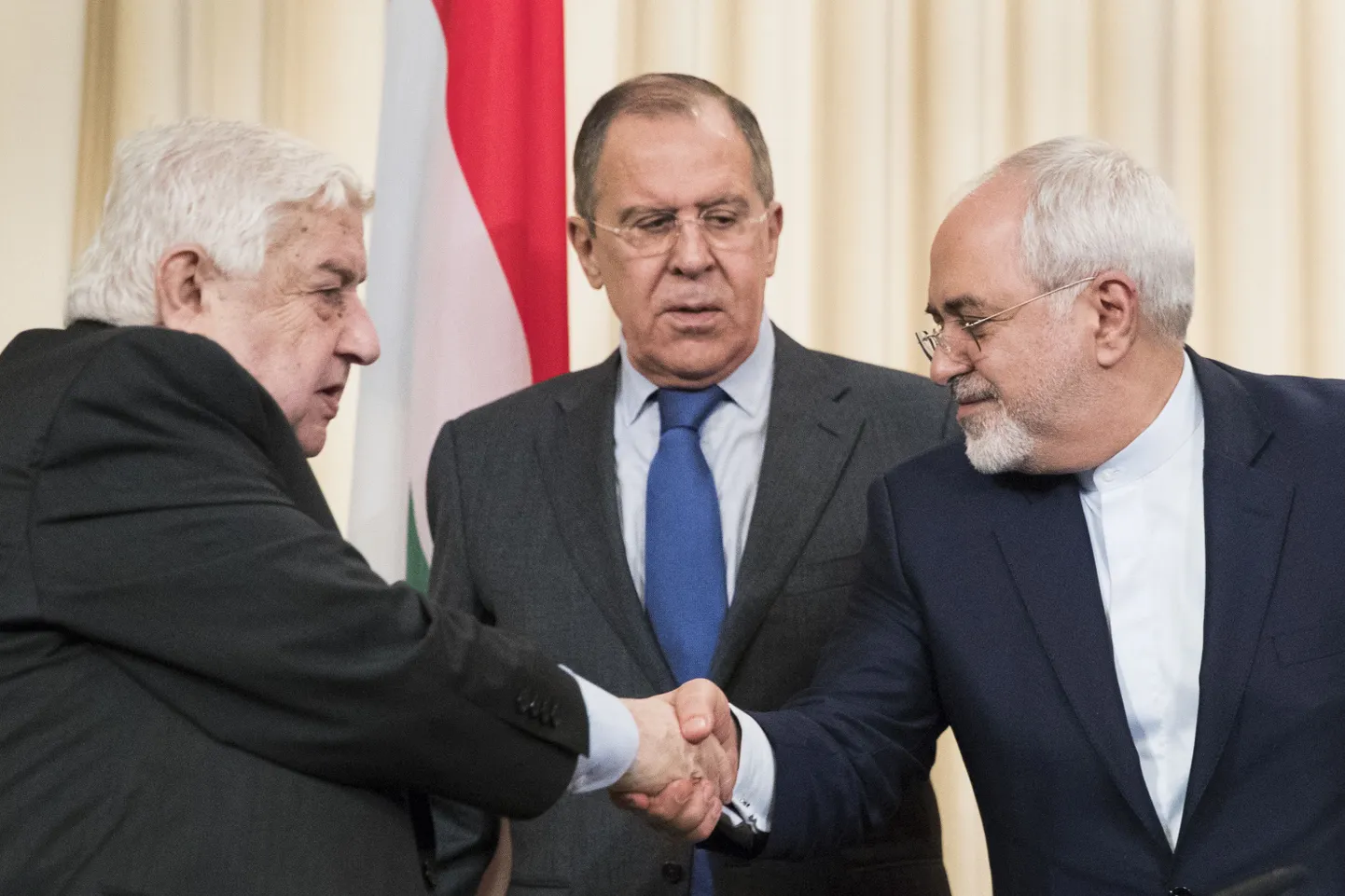 Vene välisminister Sergei Lavrov (keskel) võõrustas Moskvas Süüria välisminsitrit Walid Muallemi (vasakul) ja Iraani välisministrit Mohammad Javad Zarifi.