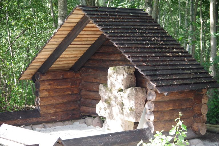 Viro küla hävinenud tsässonast järele jäänud kiviristi kaitseks valmis varjualune