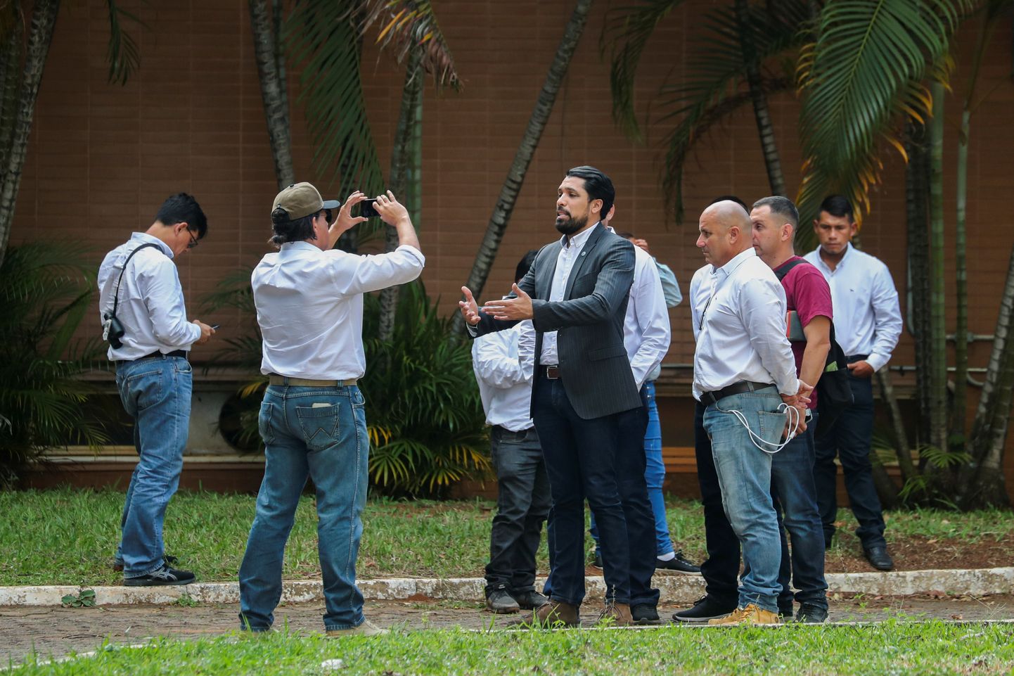 Juan Gaido poolehoidjad salvestavad videot Venezuela saatkonna ees Brasiilias.