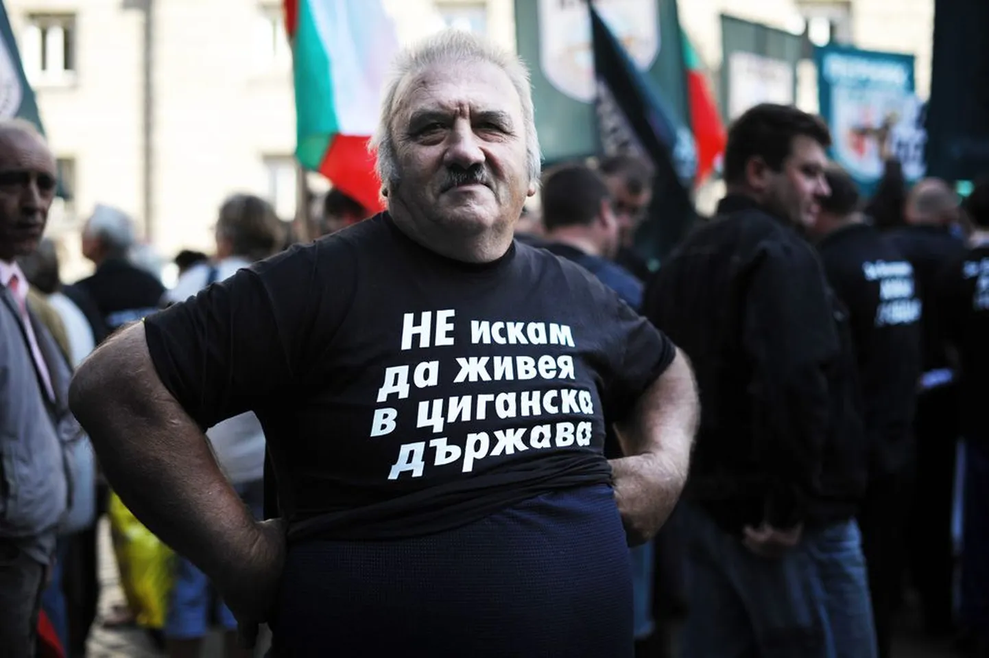 Pealinnas Sofias meeleavaldusel osalenud paremäärmuslikuks peetava Ataka partei toetaja kandis särki kirjaga «Ma ei taha mustlaste riigis elada».