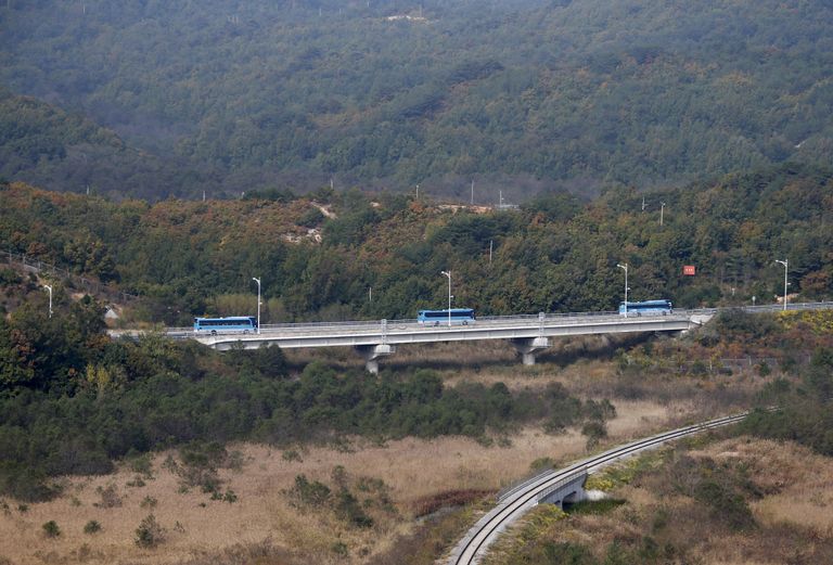 Bussid Põhja-Korea sillal