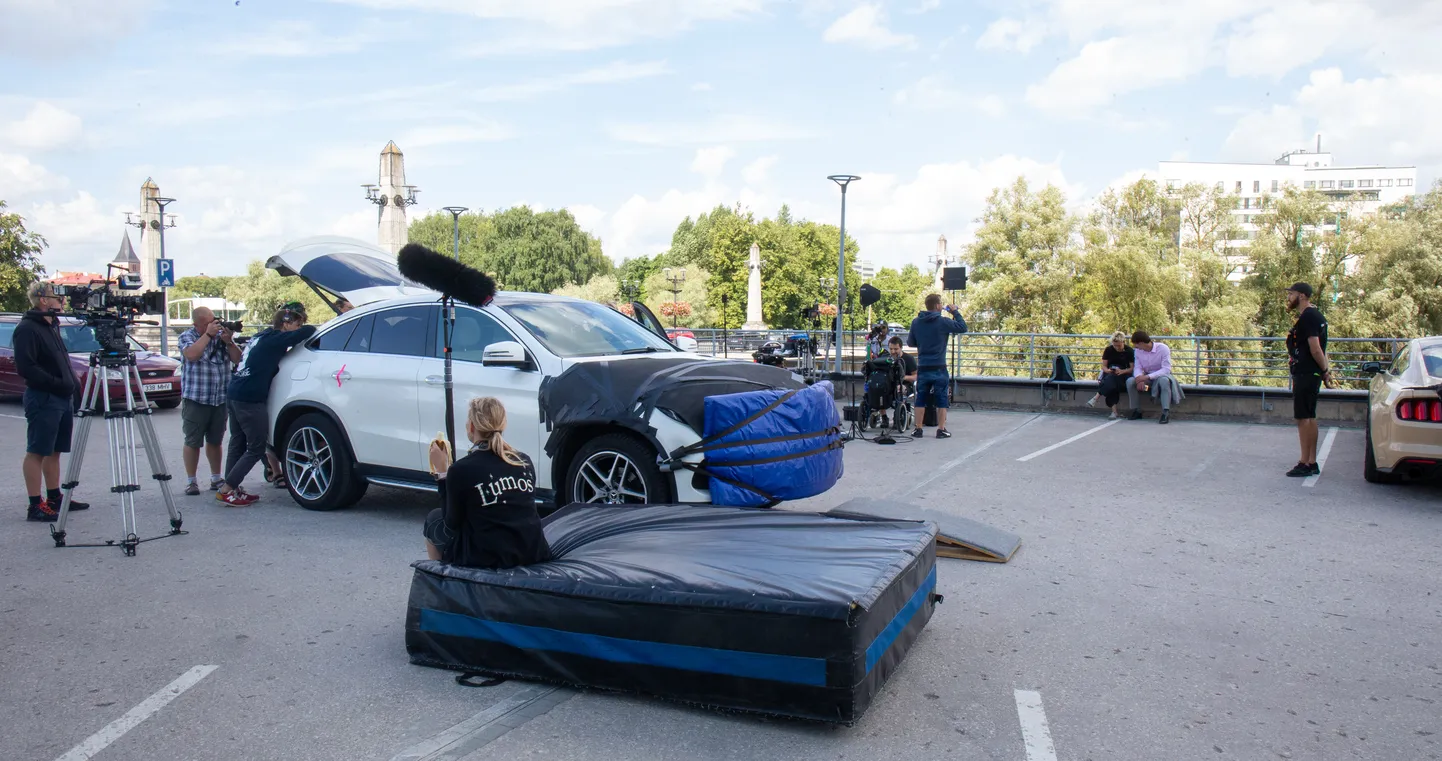 Uue kodumaise koguperefilmi «Tähtsad ninad» võtted Tasku keskuse parklas.