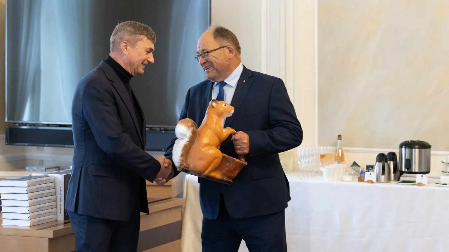 Andrus Ansipit tervitas elulooraamatu esitlusel Neinar Seli, kes oli kingiks kaasa toonud korjanduskausikesega oravakuju.