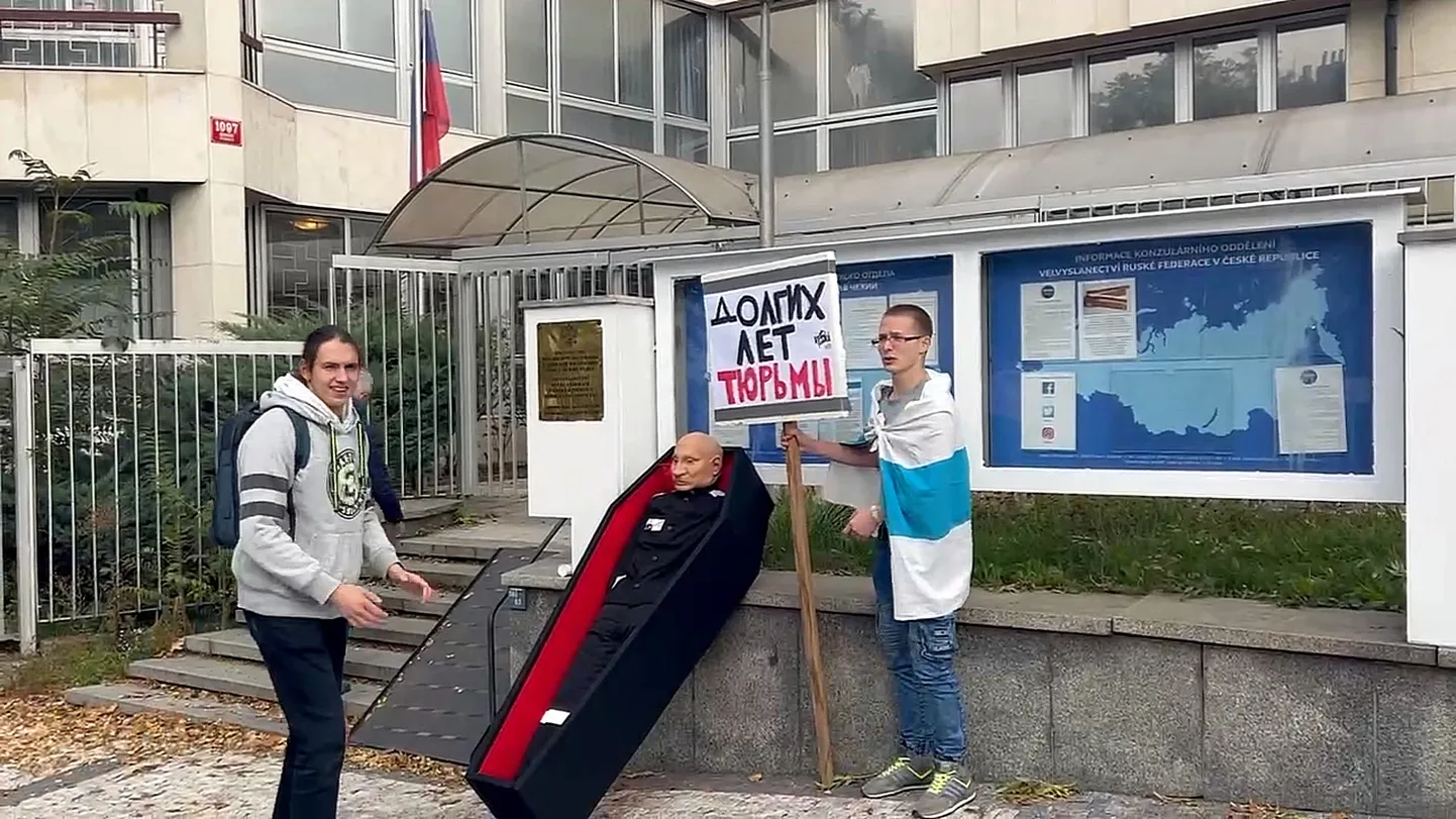 Активисты протестуют