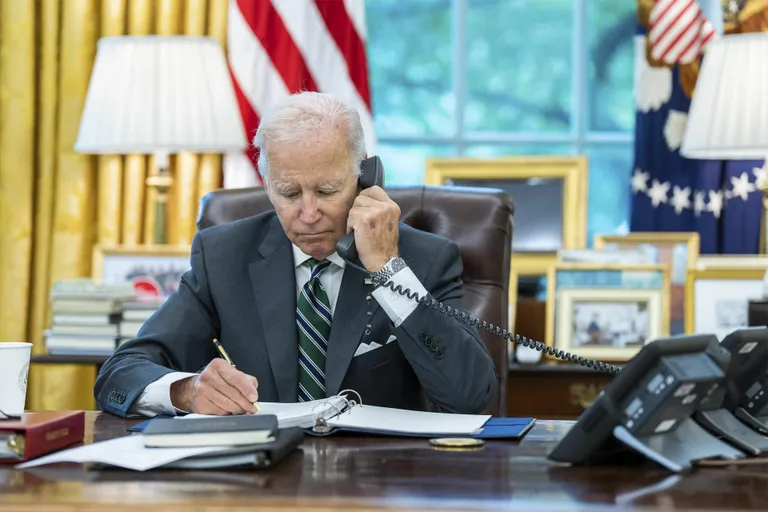 Venemaa-Ukraina sõda on põhjustanud Ameerika Ühendriikide jaoks heidutuskriisi: Moskva ei kartnud Washingtoni piisavalt, et Ukraina ründamisest hoiduda. Pildil peab Joe Biden telefonikõnet Volodõmõr Zelenskõiga.