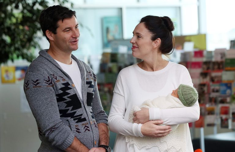 Uus-Meremaa peaminister Jacinda Ardern ja ta elukaaslane, telesaatejuht Clarke Gayford tutvustasid oma tütart