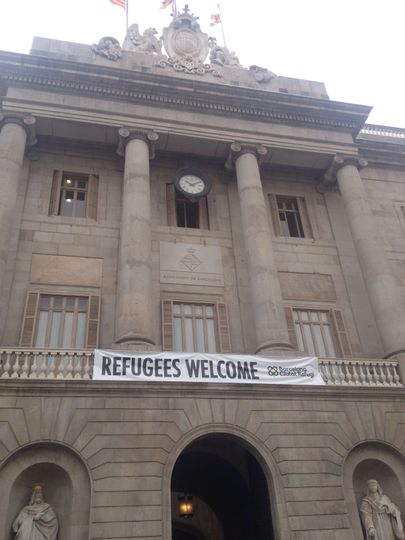 Barcelona linnavalitsuse hoonel ripub ingliskeelne loosung: «Põgenikud on oodatud.»