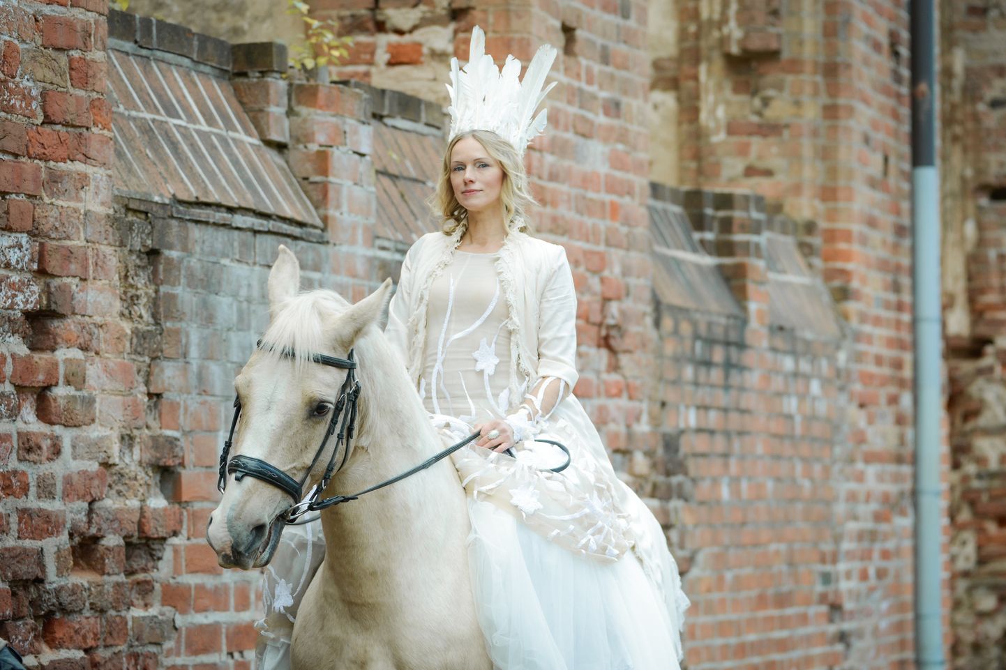 Kristiina Ehin ja hobune Rosinante laulu «Inglisillal» muusikavideos.