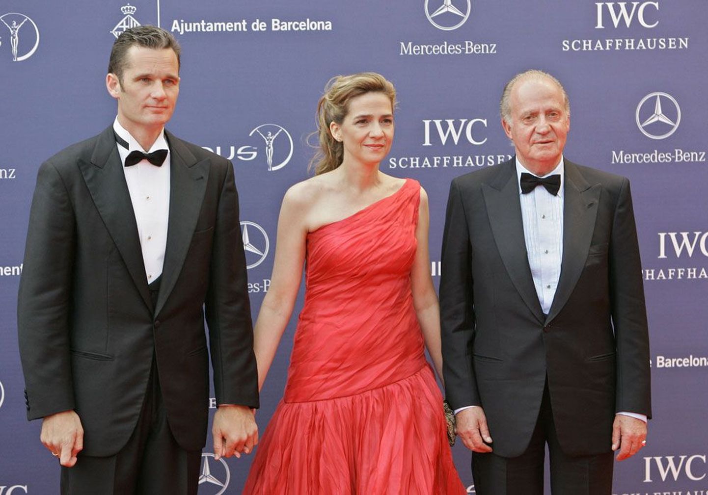 Hispaania kuningas Juan Carlos (paremalt), tema tütar printsess Cristina ja tolle abikaasa Iñaki Urdangarin 2006. aastal Barcelonas. Kõiki kolme on viimastel aastatel tabanud skandaalid, mis on rikkunud kuningakoja mainet.
