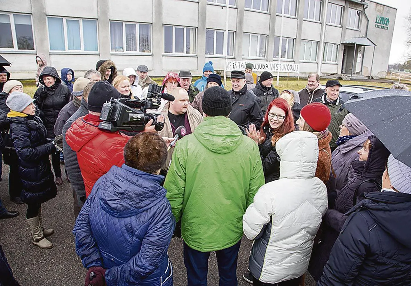 Rahvas tuli vallamaja juurde peaministrile näitama, et Pärnuga liitumise soov ei ole pelgalt väikese grupi huvi.