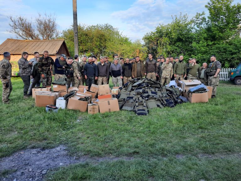 Pariisi Moto abisaadetise üleandmine ühele Ukraina üksusele Donbassi rindel.