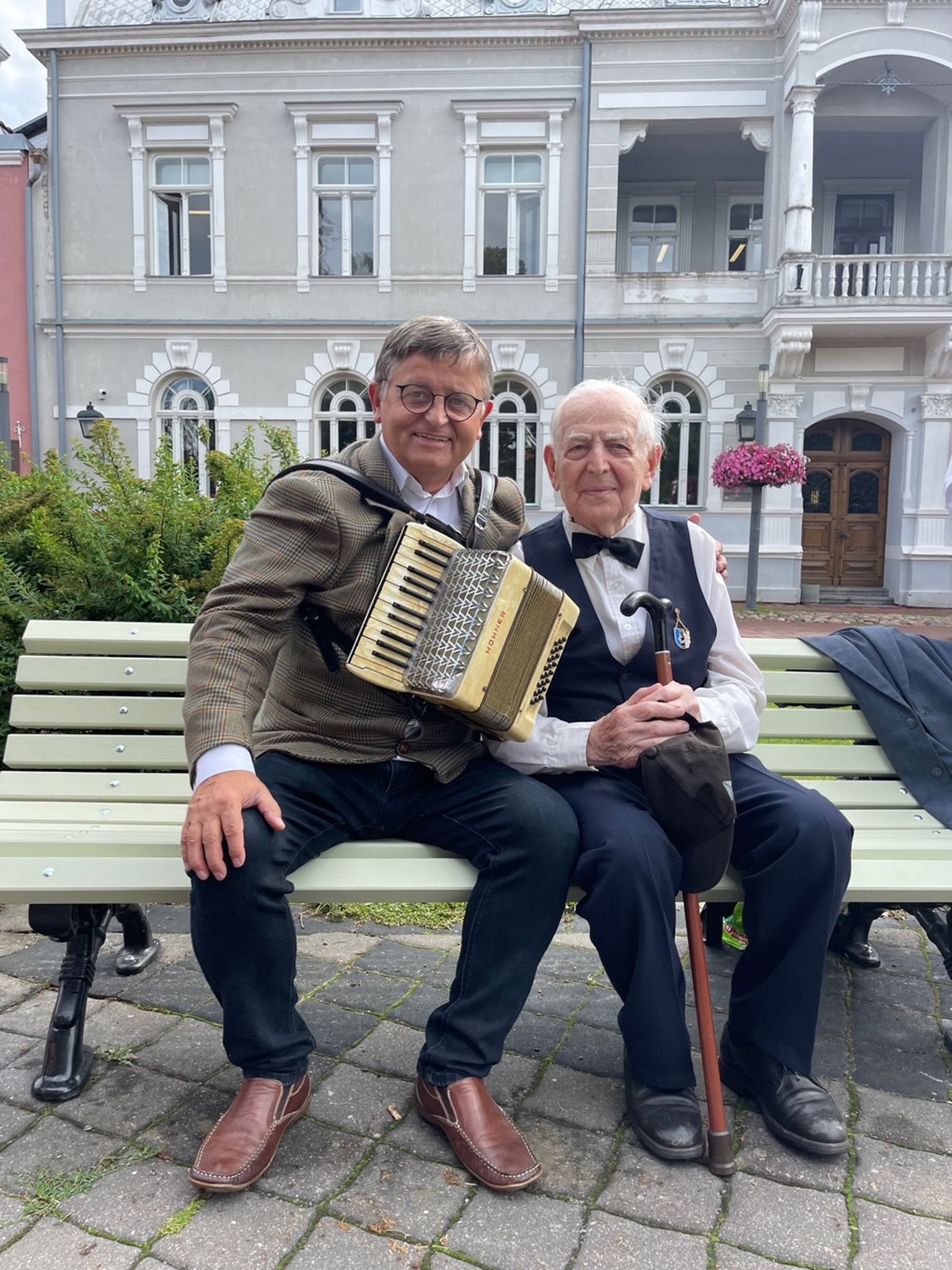 VANIMA MEHEGA: Jaan Kirss koos Pärnumaal elava saarlase Henno Sepaga, kes tähistas märtsis 100. sünnipäeva.