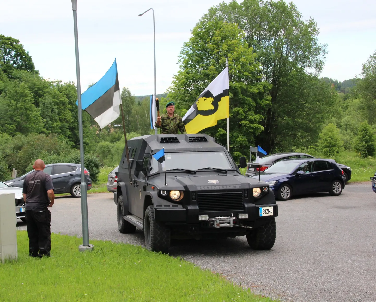 Otepääle saabus võidutuli soomusautos.
