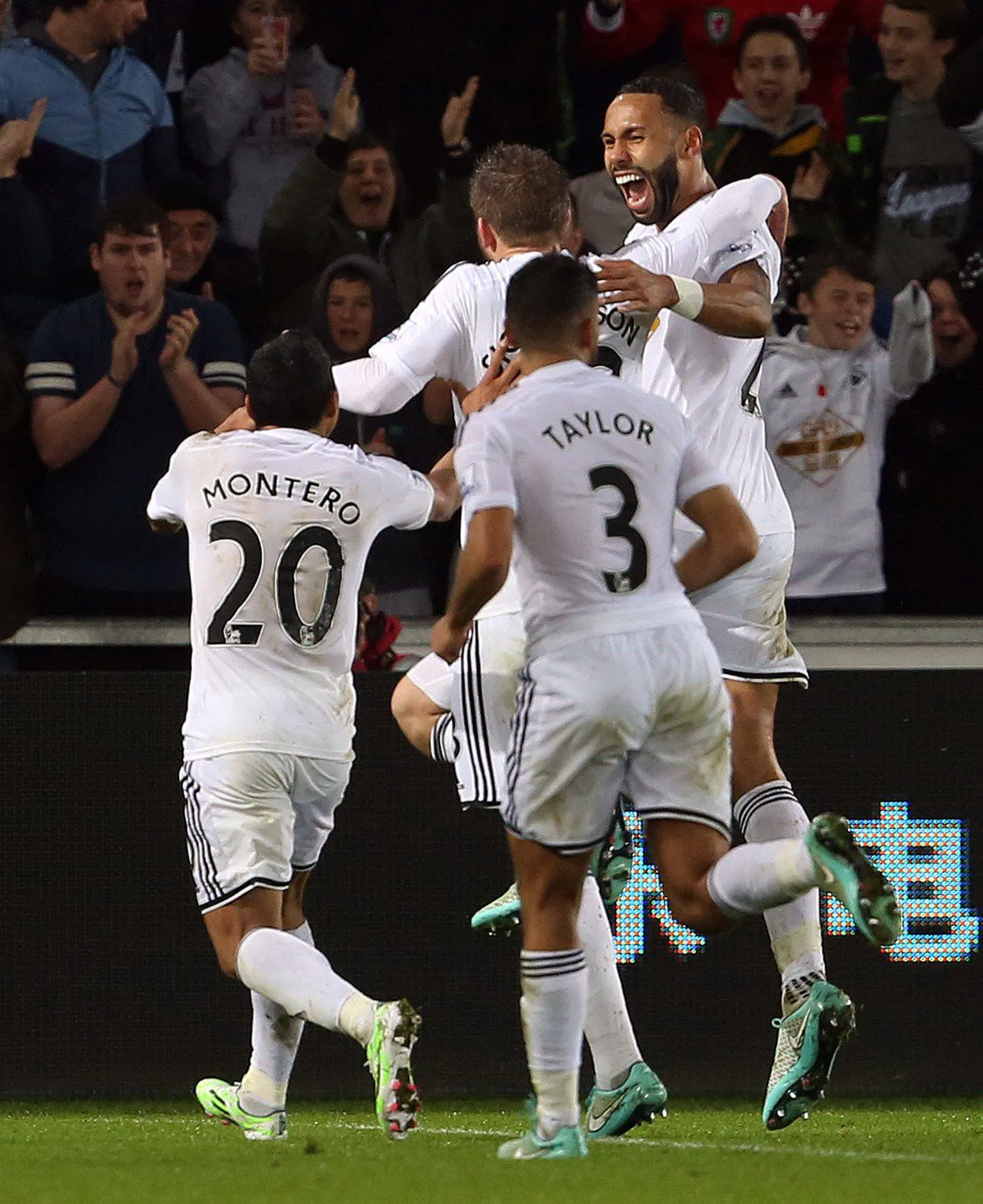 Swansea City mängijad väravat tähistamas.