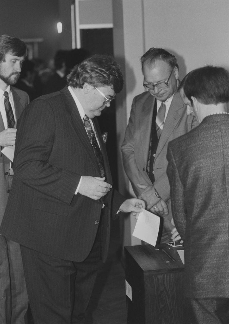 Edgar Savisaar 1992. aasta viiendal oktoobril Riigikogus presidenti valimas.