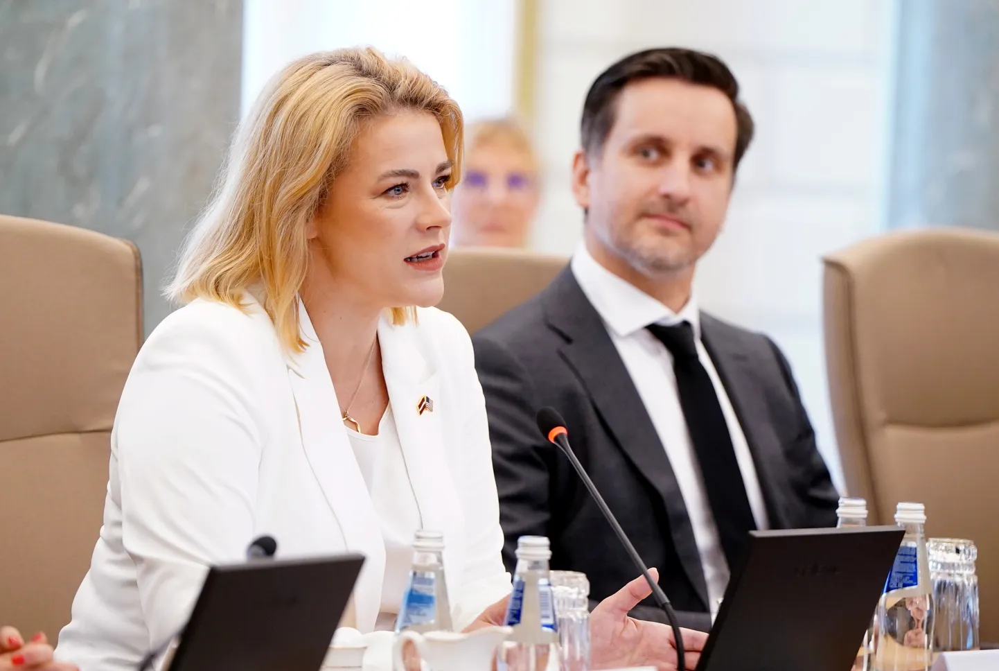Ministru prezidente Evika Siliņa un Ministru prezidentes padomnieks Edgars Pukinsks tikšanās laikā ar ASV Kalifornijas pavalsts finanšu ministri un ASV Kalifornijas pavalsts delegāciju Ministru kabinetā.