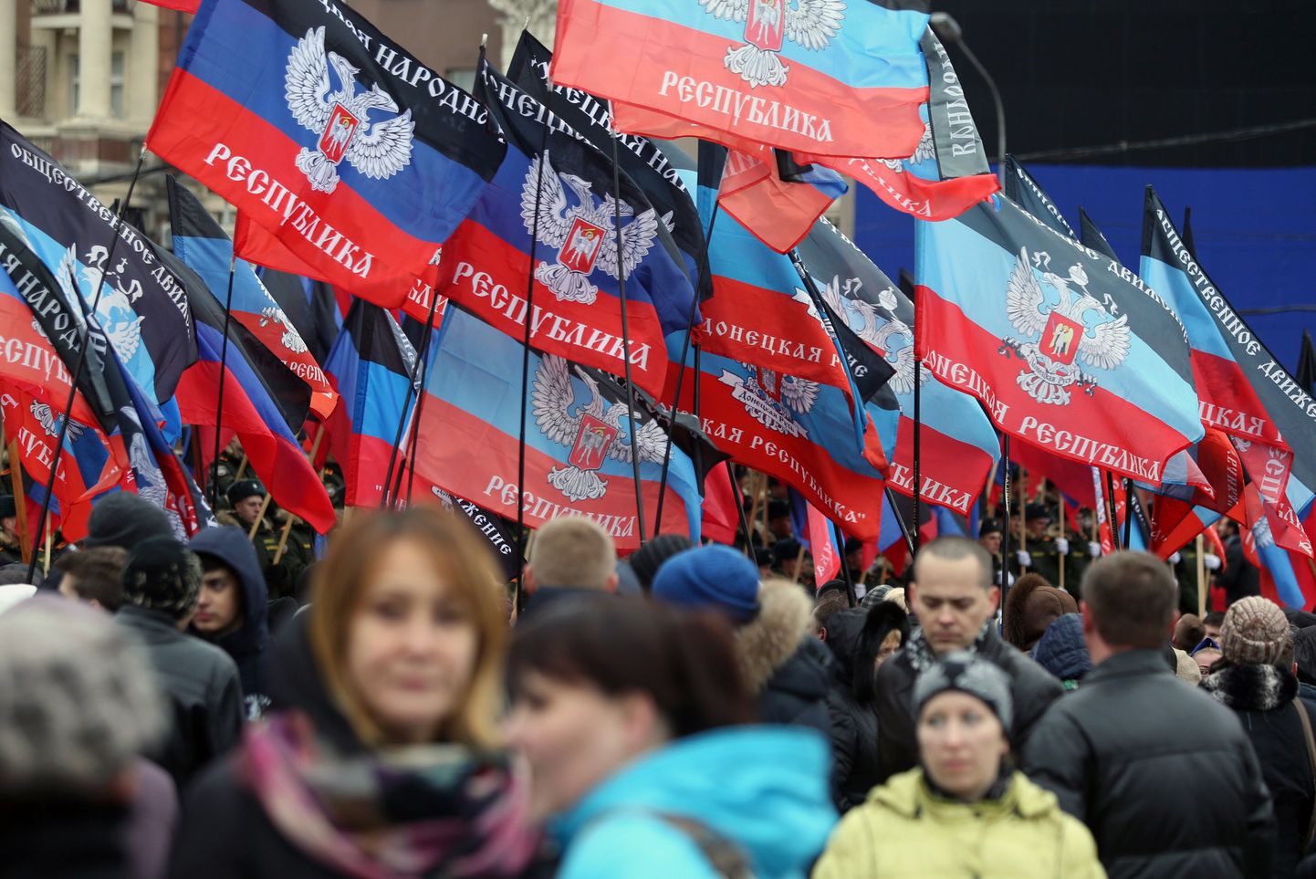 Isehakanud Donetski Rahvavabariigi lipud.