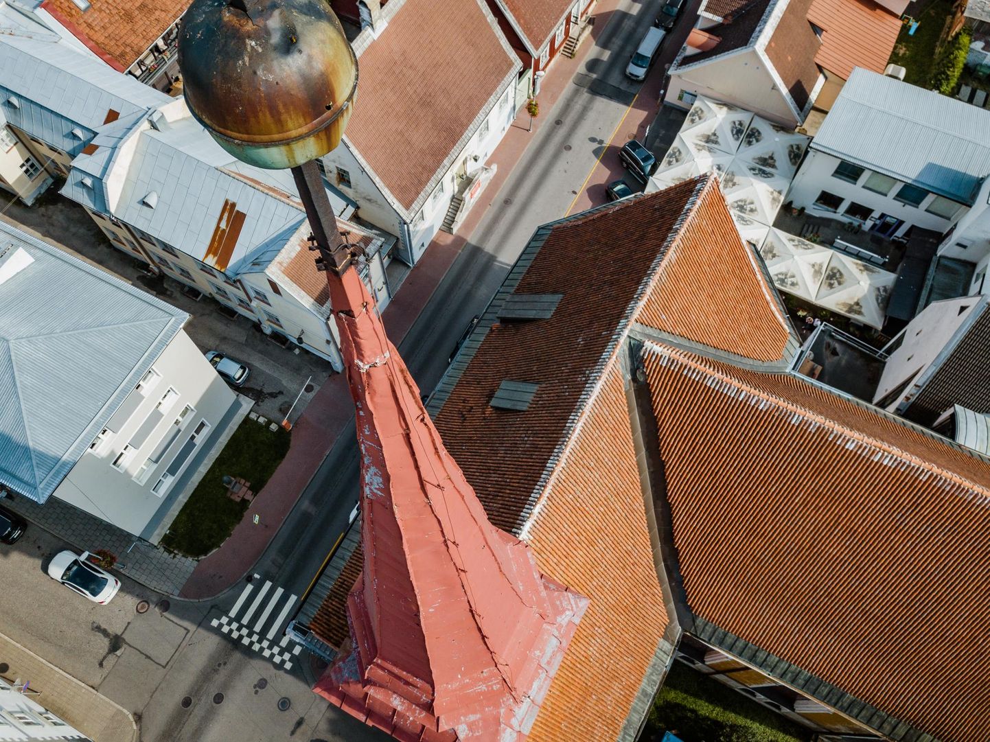Pärnu Eliisabeti kiriku torn on Riia poole kiiva kiskunud juba ammu, aga keegi ei tea täpselt, mis ajast: 50, 100 või 150 aasta eest.
