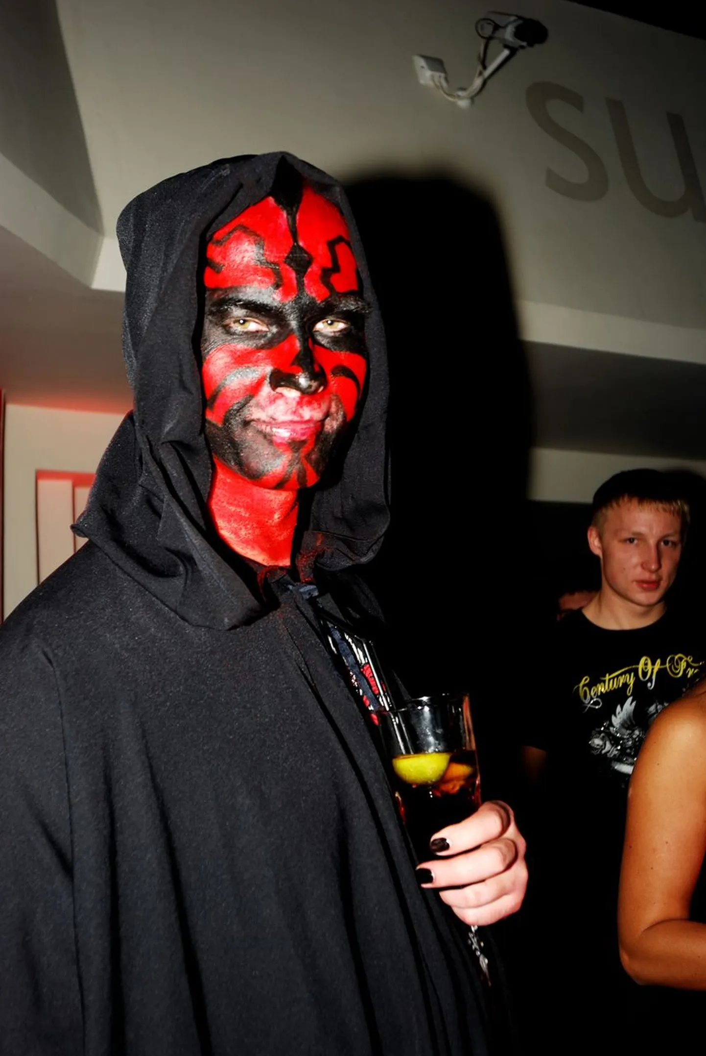 Reedel võistlevad Port Arturis näomaalingute tegijad. Pildil halloweenipiduline klubis Sugar.