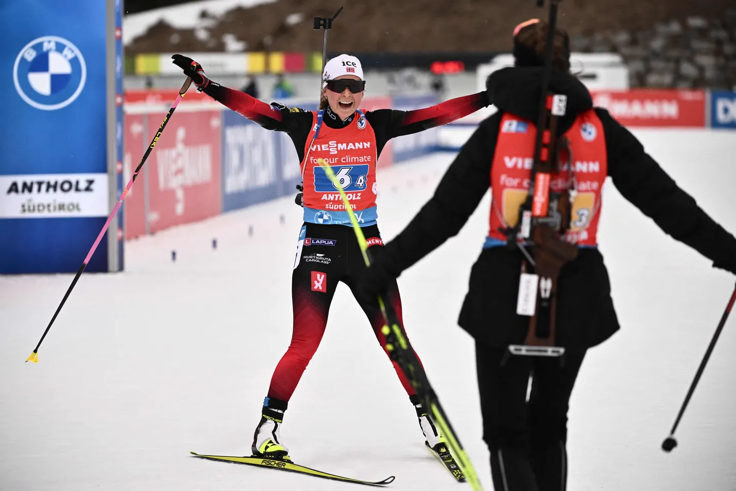 Norra ankrunaine Ingrid Landmark Tandrevold võidukalt finišijoont ületamas.