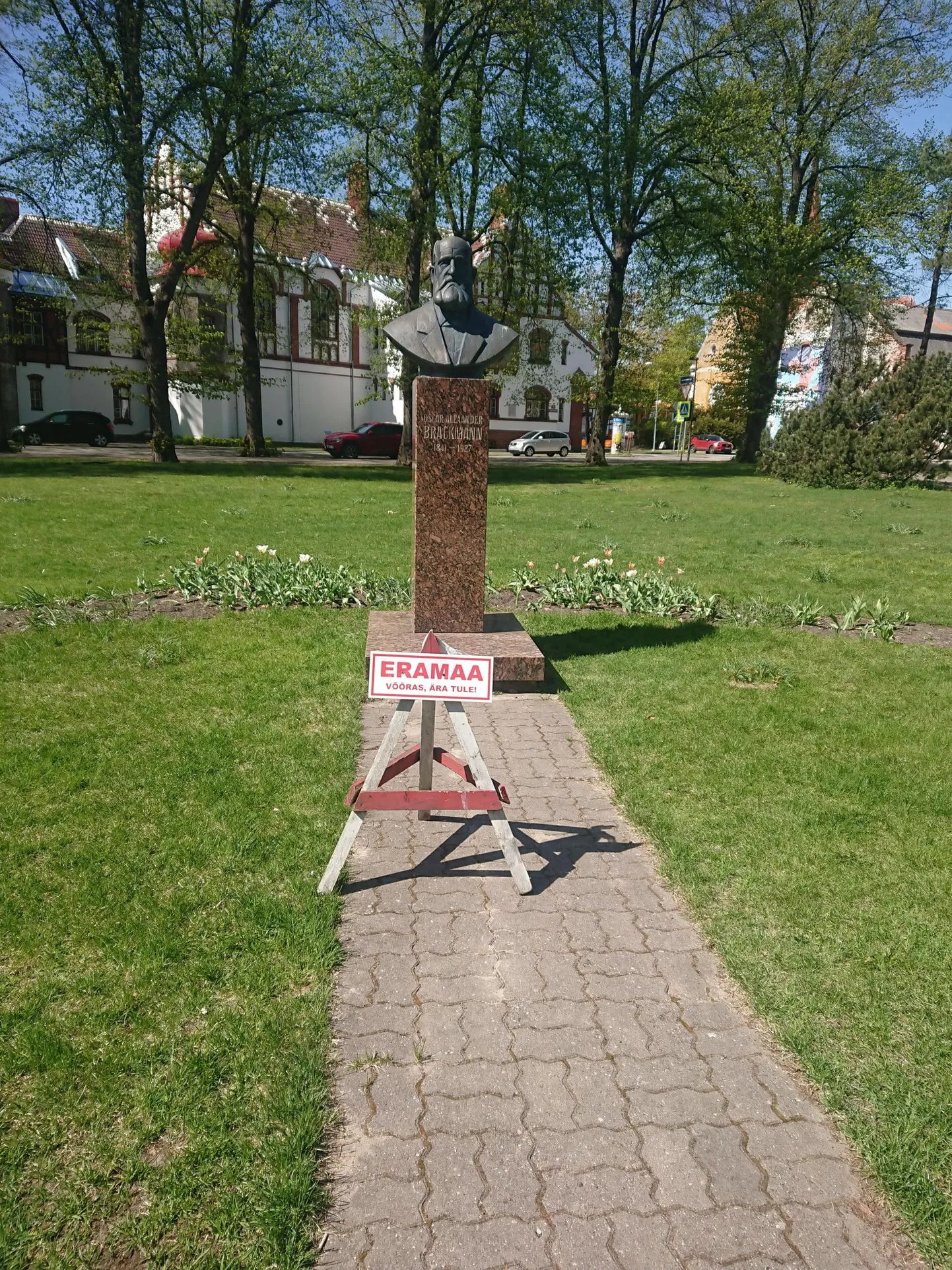 Brackmanni kuju ette on keegi paigaldanud eramaa sildi.