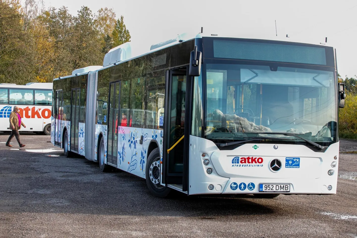 Uued uhked bussid on Sindi liinil sõitjaid teenindanud juba mitu nädalat, kuid sõitjad peavad iseenesetarkusest teadma, et lõõtsbussi tagauks pole kasutuses.