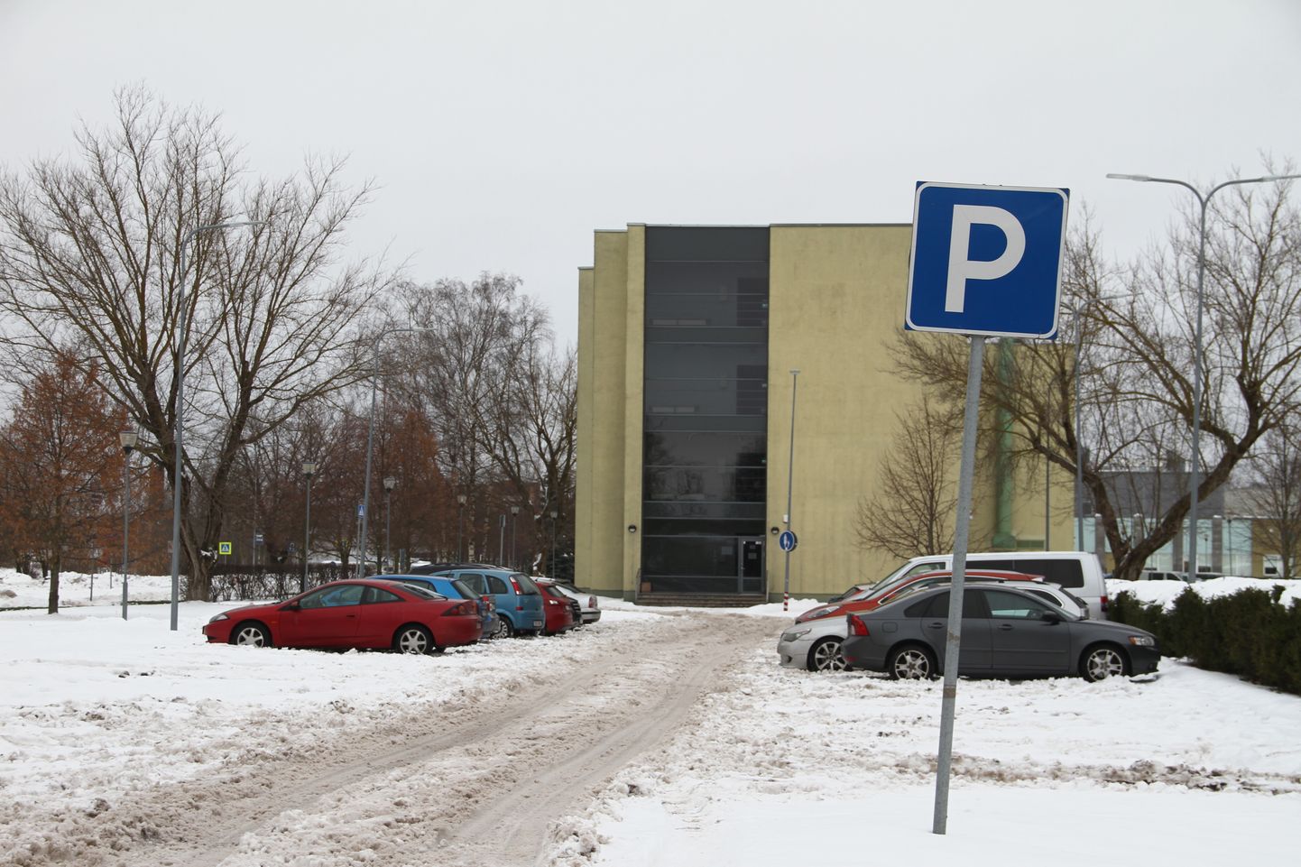 Парковка в Нарве, на которой снег не убран.
