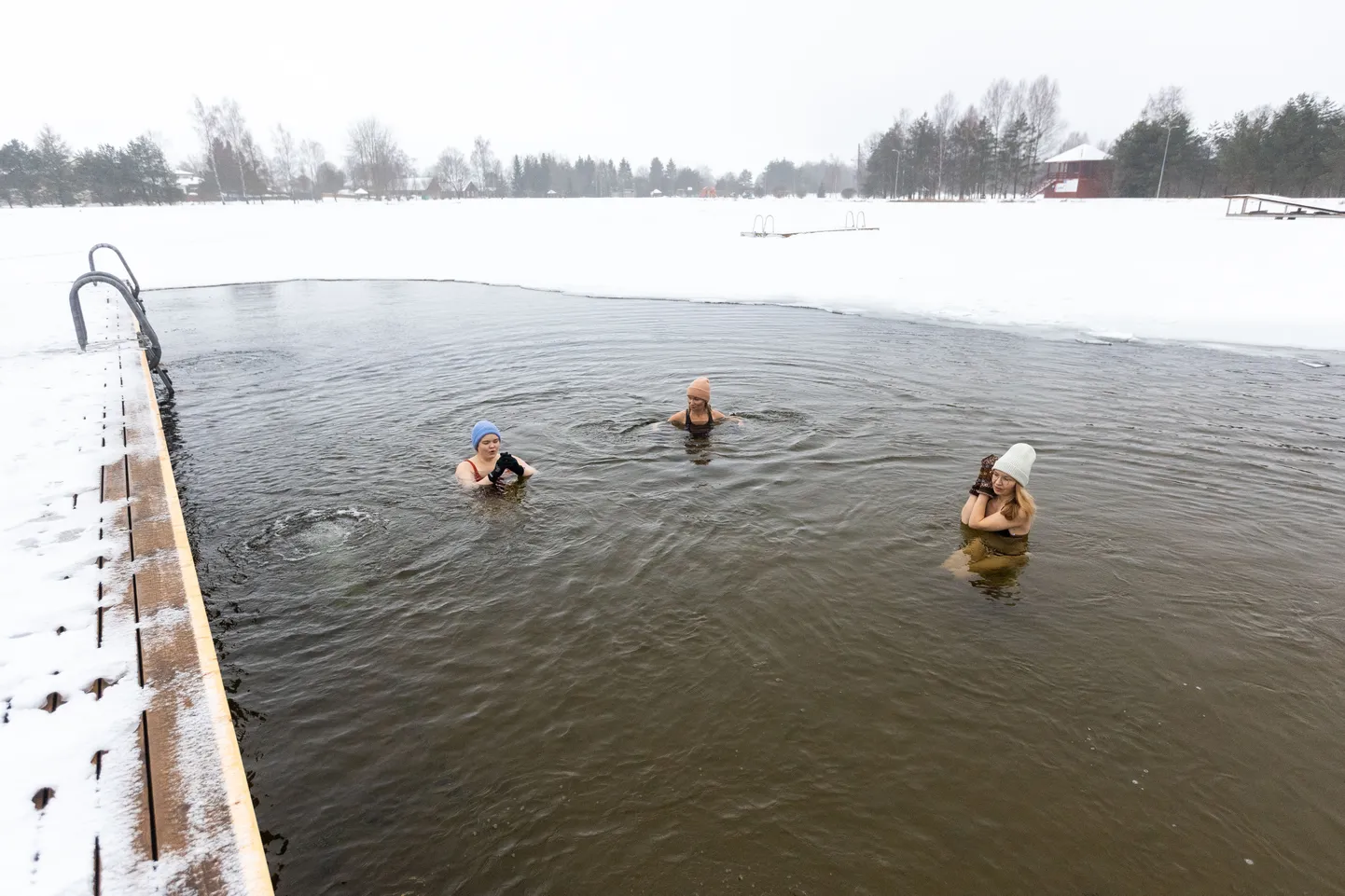 Paide tehisjärve jäävaba ujumisala leiab talvel rohkelt kasutust.