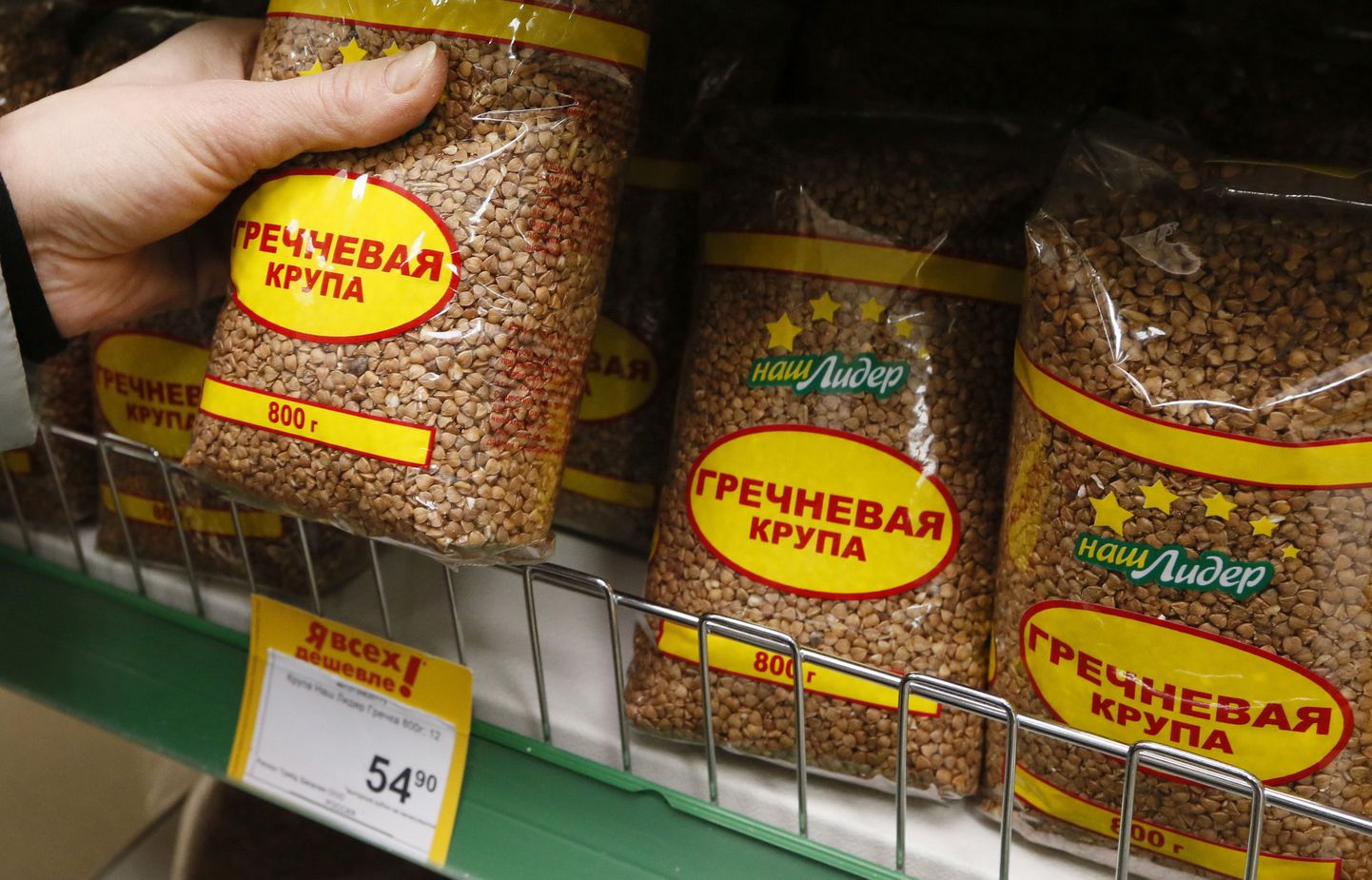 Tatra 800 grammine pakk maksis novembri lõpus Krasnojarski supermarketis 54,9 rubla. Venemaa elanikud on hakanud tatra kallinemise hirmus seda varuma.