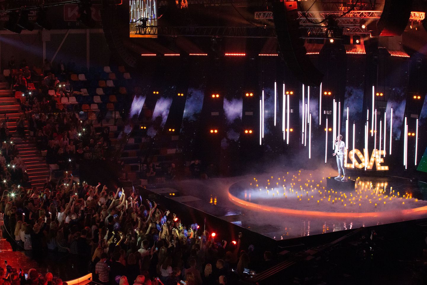 Eesti Laulu poolfinaalid leidsid kaks aastat aset TÜ spordihoones. Pildil esineb Uku Suviste.