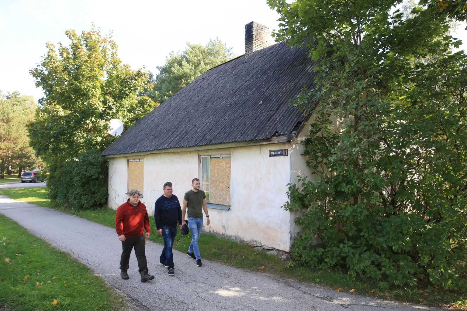 Elva vallavalitsus on menetlusse võtnud 1837. aastast pärineva Elva postipoiste elamu lammutusloa taotluse, mille vastu võitlevad Toomas Laatsit (vasakult), Madis Ess ja Fred Koppel.