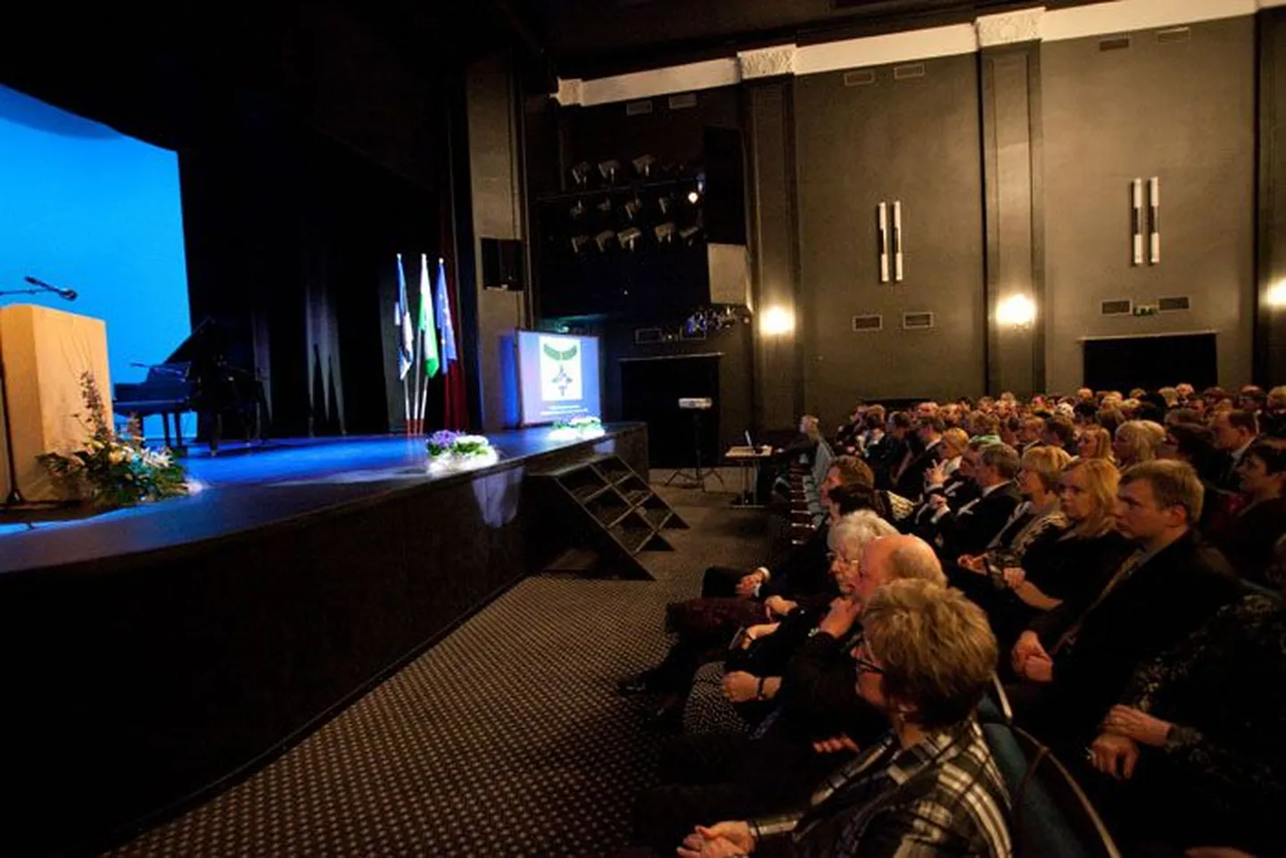 Maavanem Einar Vallbaumi vabariigi aastapäevale pühendatud vastuvõtt Rakvere teatris.
