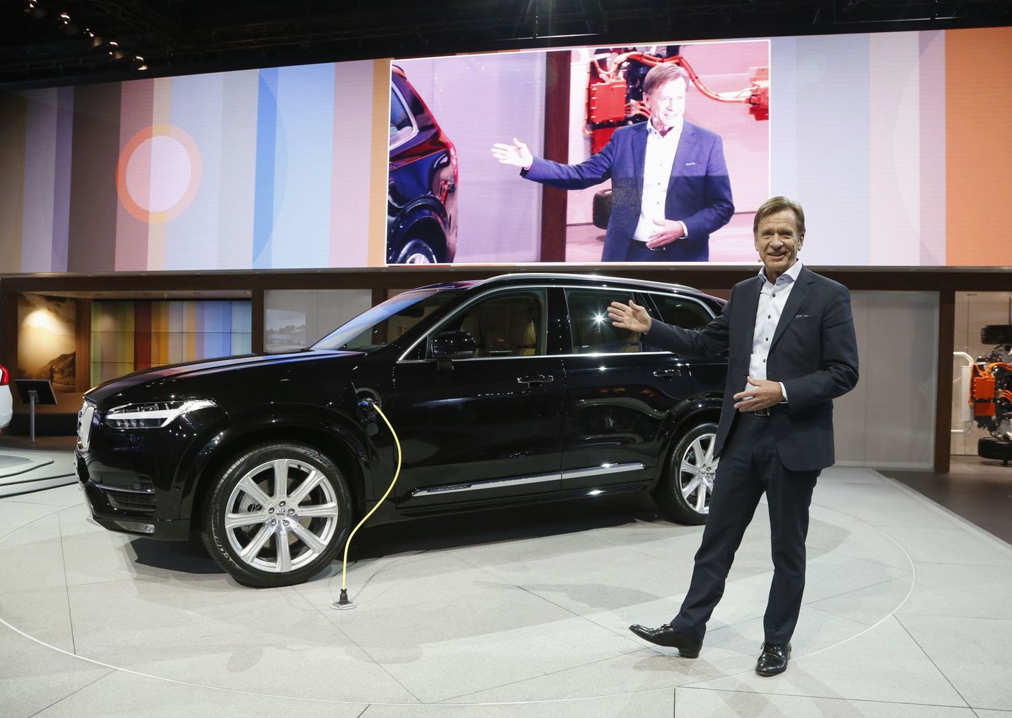 Volvo tegevjuht Hakan Samuelsson uue pistkhübriidi Volvo XC90 esitlusel Los Angelese autonäitusel. Edaspidi kavatseb Volvo selle näituse, nagu paljud teisedki, vahele jätta.