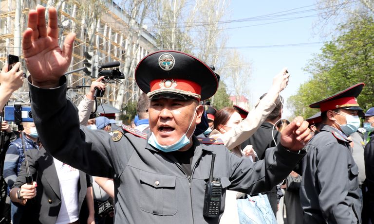 Кыргызская полиция на протестах против похищений невест