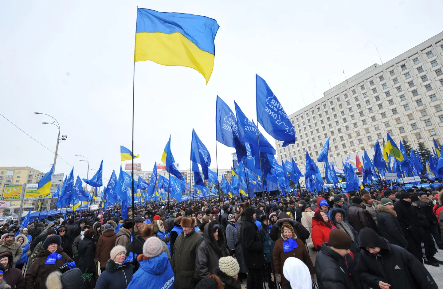 Viktor Janukovitši poolehoidjad täna keskvalimiskomisjoni hoone ees Kiievis.