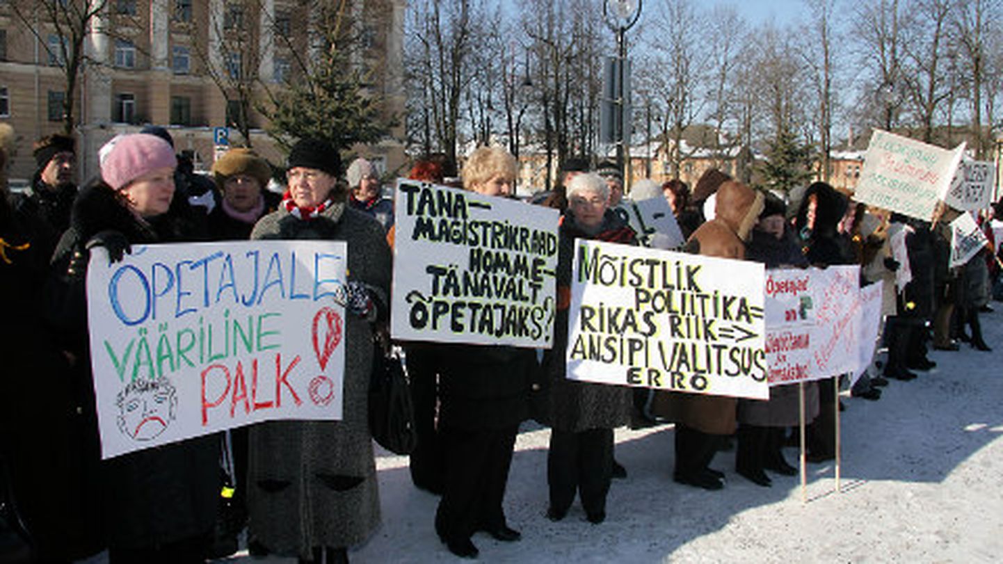 Täna ennelõunal avaldasid streigis osalevad Kohtla-Järve ning Narva haridustöötajad meelt nõudmaks palgatõusu.