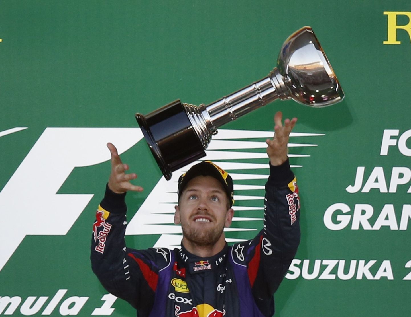 Red Bulli sõitja Sebastian Vettel 2013. aasta Jaapani etapi võidukarikaga.