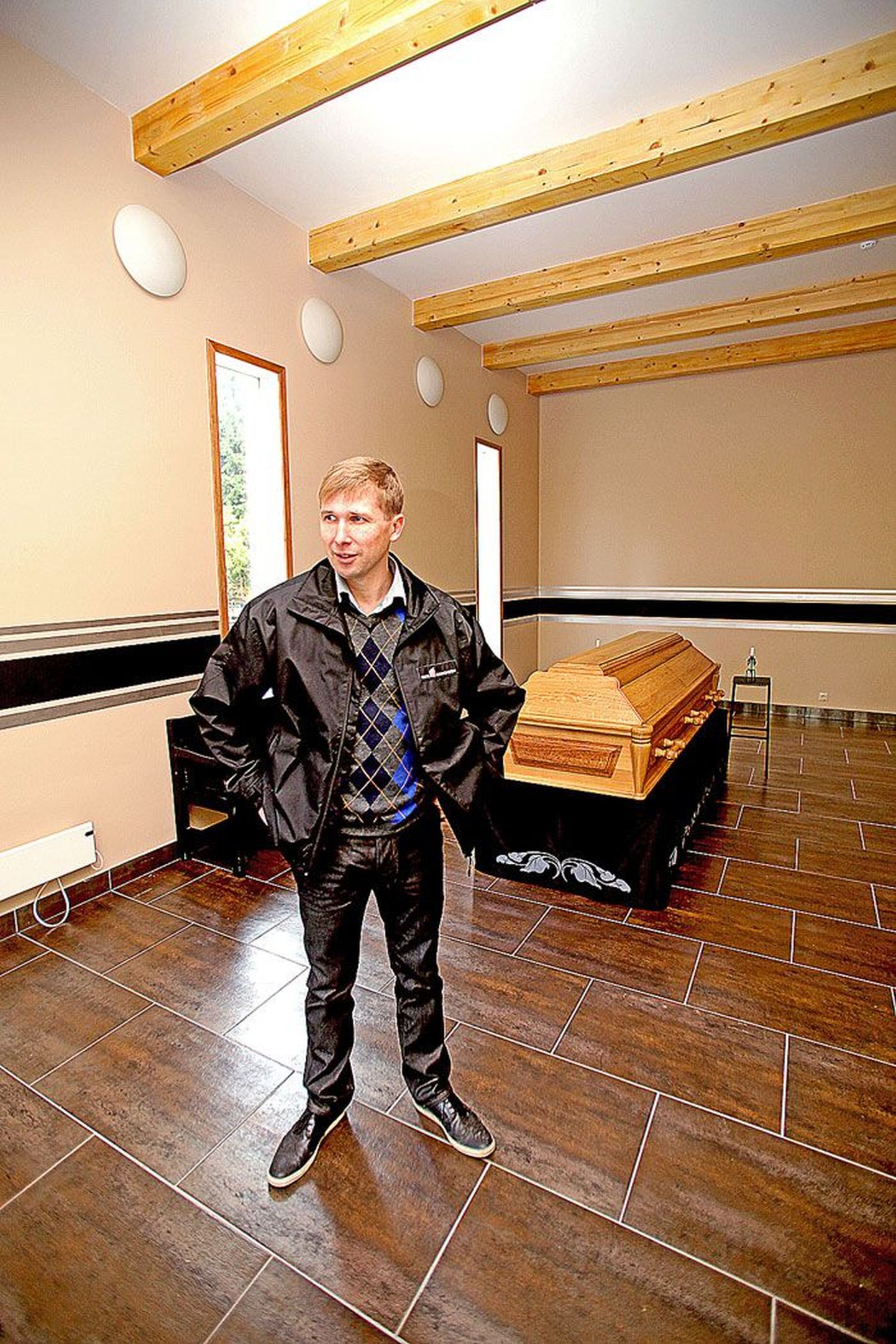 Tartu krematooriumi direktor Andres Tõnissoo näitab äsja valminud uut kabelit, mis mahutab kuni 30 leinajat.
