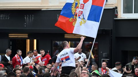 VIDEO ⟩ Inglismaa ja Serbia fännid kaklesid enne EMi mängu