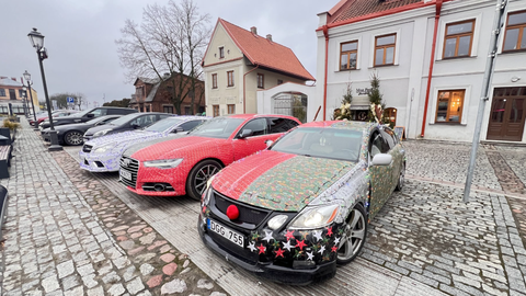 FOTO UN VIDEO ⟩ Trīs draugi unikāli izrotā savus spēkratus Ziemassvētku noskaņās