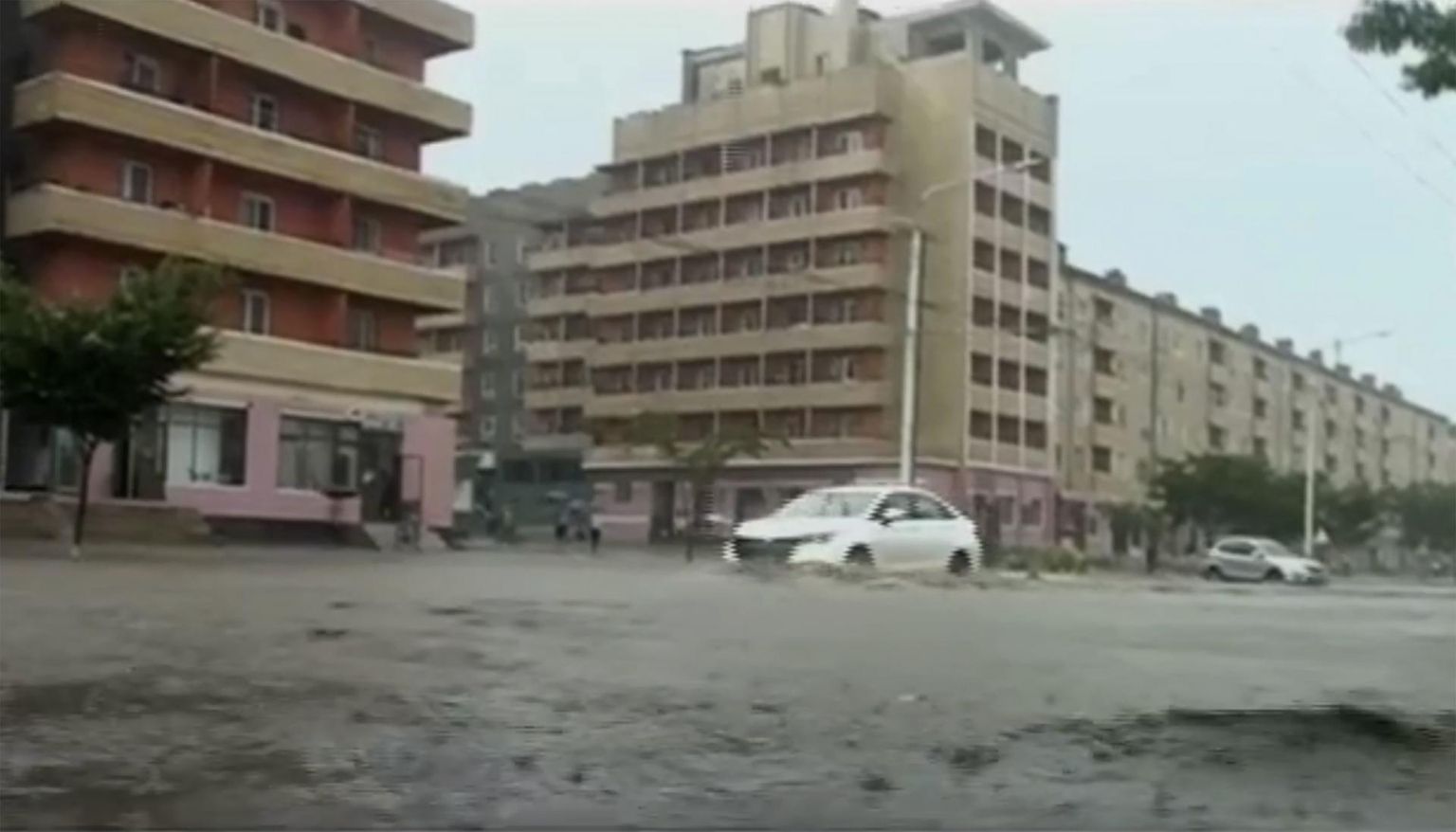 Kaader Põhja-Korea riigitelevisooni videost, mis näitab tulvasid Lõuna-Hamgyongi provintsis. 