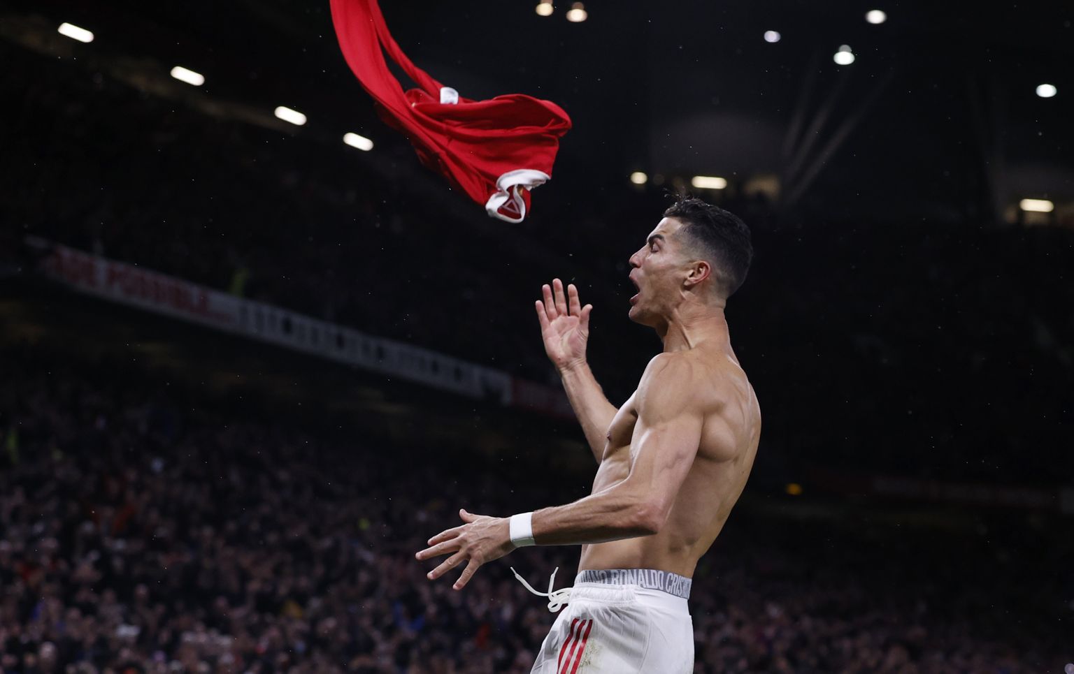 Cristiano Ronaldo tähistab võiduväravat.