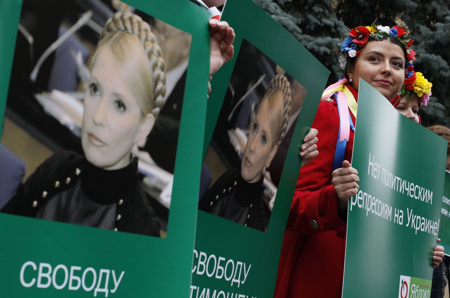 Julia Tõmošenko poolehoidjad Moskvas Ukraina saatkonna juures 27. oktoobril.